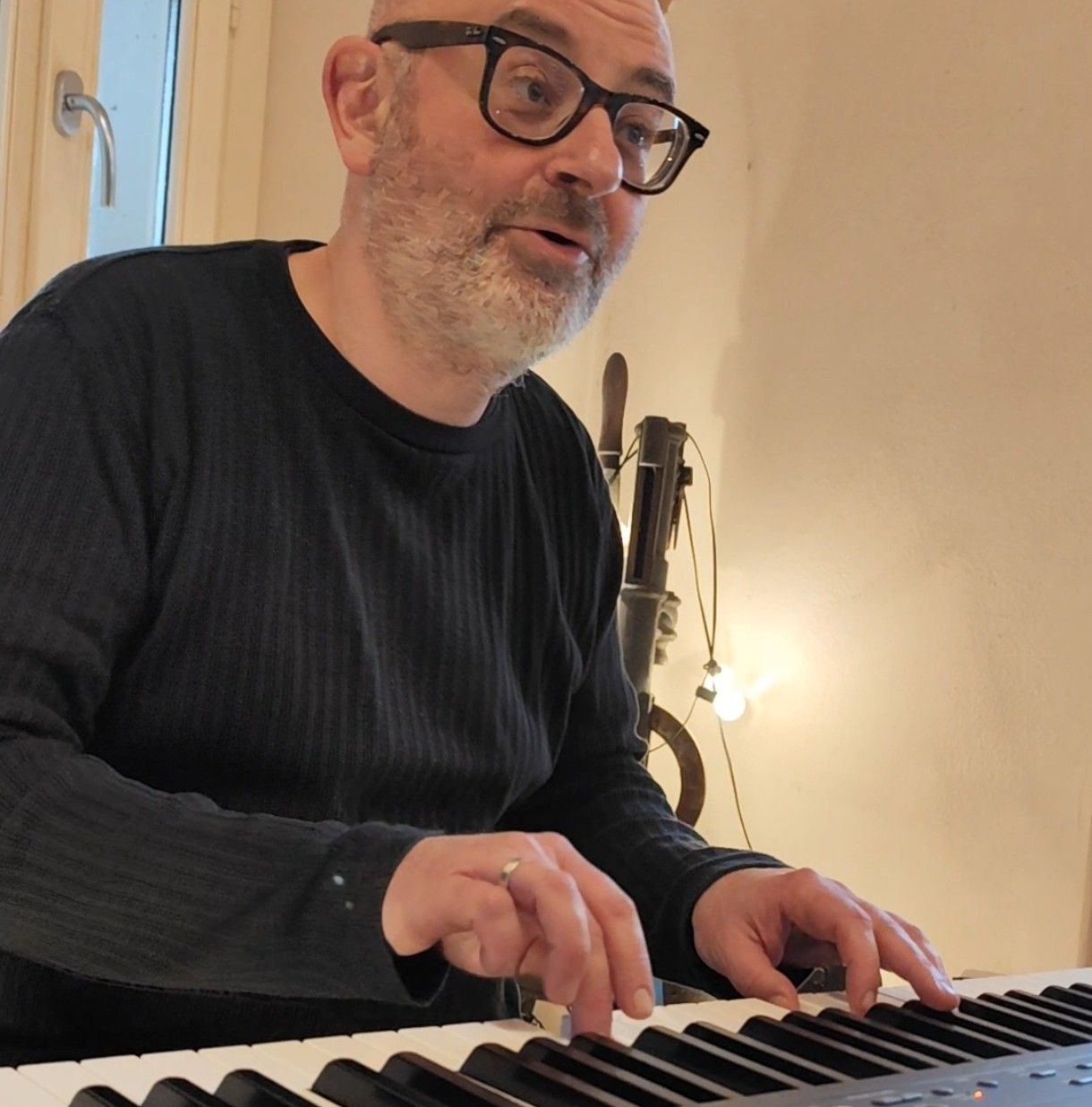 Ritratto di Marco Macchi al pianoforte